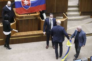Marek Kotleba vytrhol ukrajinskú vlajku z rúk poslanca Miroslava Žiaka.
