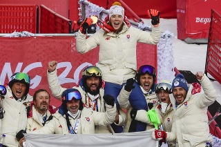 Na snímke slovenská lyžiarka Petra Vlhová oslavuje s tímom po tom, ako získala zlatov 2.kole slalomu žien v alpskom lyžovaní na ZOH 2022 v Pekingu.