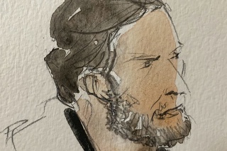  Na umeleckej skici hlavný obžalovaný Salah Abdeslam sedí v špeciálnej súdnej sieni na súde v Paríži 8. septembra 2021.