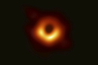 Archívna snímka z 10. apríla 2019, na ktorej teleskop Event Horizon Telescope zachytil čiernu dieru.