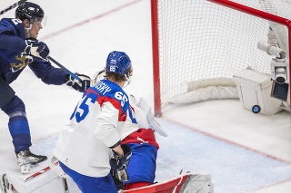Na snímke zľava hokejisti Fínska Harri Pesonen strieľa gól na 2:1 v zápase základnej C-skupiny Fínsko - Slovensko.