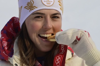 Slovenská lyžiarka Petra Vlhová pózuje na pódiu so zlatou medailou po jej víťazstve v 2.kole slalomu žien v alpskom lyžovaní na ZOH 2022 v Pekingu.