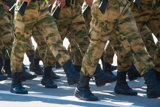Soldats en uniforme marchant dans le défilé