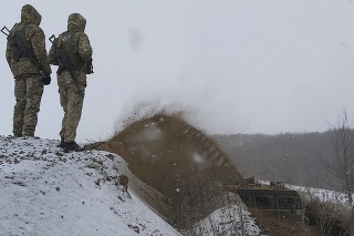 Ukrajinskí vojaci na ukrajinsko-ruskej hranici.