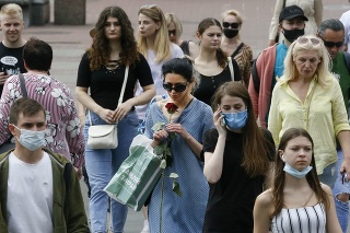 Ľudia na ulici v ukrajinskom Kyjeve.