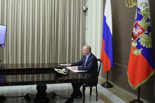 Virtuálny summit amerického prezidenta Joea Bidena (vľavo) a jeho ruského náprotivku Vladimira Putina (vpravo).