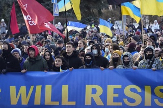 Ukrajinci sa v sobotu 12. februára 2022 zúčastňujú na zhromaždení v centre Kyjeva na Ukrajine počas protestu proti možnej eskalácii napätia medzi Ruskom a Ukrajinou.