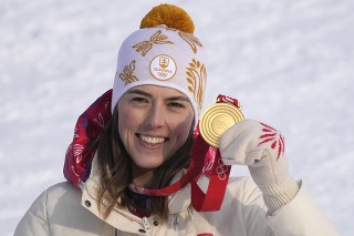 Na snímke slovenská lyžiarka Petra Vlhová pózuje na pódiu so zlatou medailou po jej víťazstve v 2.kole slalomu žien.