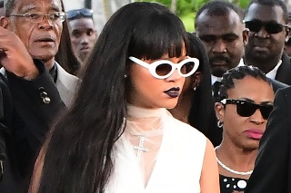 Rihanna sa nahodila celá do bieleho.