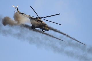 Vojenský vrtuľník letí nad cvičným terénom Gožskij počas vojenských cvičení Union Courage-2022 Rusko-Bielorusko v Bielorusku.