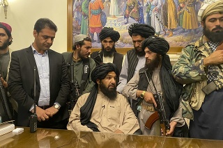 Taliban ohlásil víťazstvo z prezidentského paláca v Kábule.