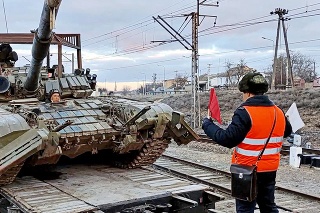 Ruský tank na železničnom vozni pri odchode z cvičenia.