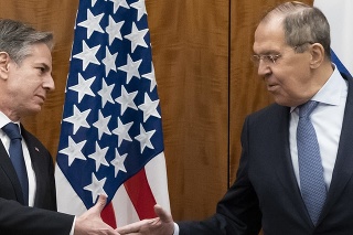 De gauche à droite : Antony Blinken et Sergueï Lavrov
