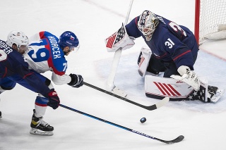 Na snímke zľava hráč USA Brian Cooper, hráč Slovenska Libor Hudáček a hráč USA Strauss Mann vo štvrťfinále olympijského turnaja v hokeji mužov USA - Slovensko na ZOH. 