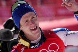 Na snímke francúzsky lyžiar Clement Noel oslavuje zlatú medailu v slalome mužov na ZOH 2022 v Pekingu.