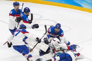 Na snímke hokejisti Slovenska sa tešia z postupu do semifinále po víťazstve vo štvrťfinále olympijského turnaja. 