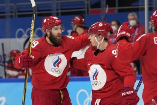 Hokejista Nikita Nesterov z ROC sa teší po góle so spoluhráčmi vo štvrťfinále olympijského turnaja. 
