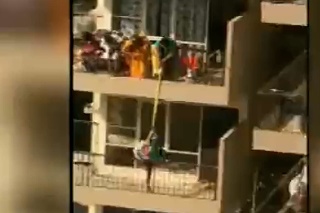 Čo to robia? Žena pomocou indického odevu vytiahla syna zo susedovho balkónu. Šokuje vás ako sa tam dostal!