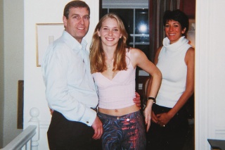 Andrew s mladou Virginiou a Ghislaine Maxwell.