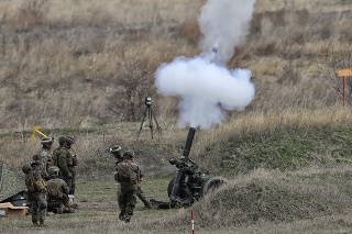 Americkú základňu zasiahli dve strely z mínometu.