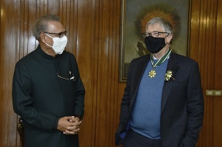 Pakistanský prezident Árif Alví (vľavo) a miliardár a filantrop Billa Gatesa (vpravo).