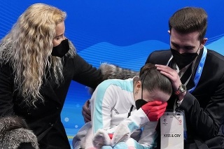 . Ruská krasokorčuliarka Kamila Valijevová po krátkom programe na ZOH v Pekingu viedla, napokon ale skončila až štvrtá, keď niekoľkokrát spadla.
