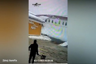 Žena a dieťa sa prechádzali po ulici, keď sa zrazu zo strechy zosunul sneh: Ľudia v okolí im v rýchlosti utekali na pomoc