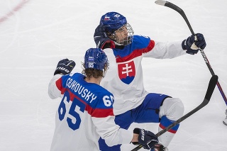 Na snímke zľava hráči Slovenska Michal Čajkovský a Juraj Slafkovský oslavujú gól vo štvrťfinále olympijského turnaja. 