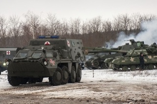 Ukrajinské obrnené vozidlá jazdia počas vojenských cvičení blízko ukrajinského Charkova, štvrtok 10. februára 2022.