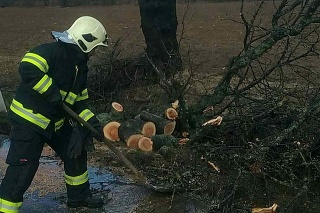 Hasiči mali kvôli silnému vetru desiatky výjazdov.