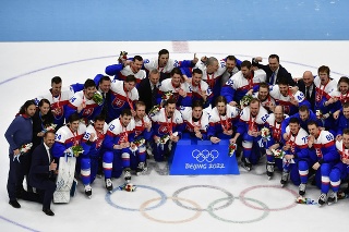 Slovenskí hokejisti so striebornými medailami.