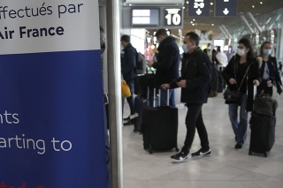  Pasažieri cestujúci do Spojených štátov prichádzajú na odbavenie spoločnosťou Air France pred ich odletom do USA na letisku Charlesa de Gaullea v Paríži 8. novembra 2021.