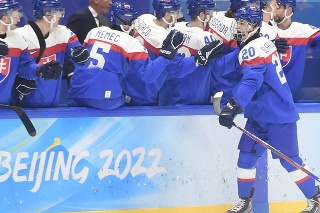 Na snímke hokejista Slovenska Juraj Slafkovský oslavuje úvodný gól so spoluhráčmi na striedačke počas olympijského turnaja. 