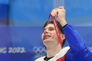 Na snímke slovenský útočník Juraj Slafkovský oslavuje zisk bronzu po zápase olympijského turnaja. 