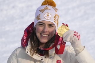 Na snímke slovenská lyžiarka Petra Vlhová pózuje na pódiu so zlatou medailou po jej víťazstve v 2.kole slalomu žien.