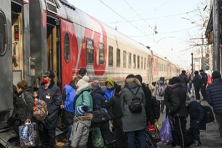 Ľudia z Donecka, územia kontrolovaného proruskou separatistickou vládou na východe Ukrajiny, sa po evakuácii v regióne Rostov na Done, neďaleko hraníc s Ukrajinou v nedeľu 20. februára 2022 zoraďujú, aby sa dostali na vlak do Ruska.