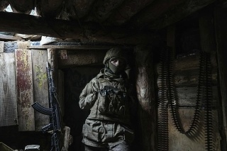 Ukrajinský vojak stojí v úkryte na pozícii na línii oddelenia medzi územím ovládaným Ukrajinou a územím ovládaným povstalcami pri Zolote na Ukrajine v sobotu 19. februára 2022.
