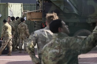 Americkí vojaci nakladajú vybavenie na vozidlá v poľskom Rzeszowe v sobotu 19. februára 2022.