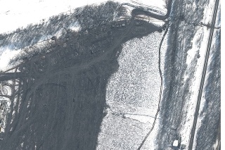 Táto kombinácia satelitných snímok z 13. februára a 20. februára 2022, ktoré poskytla spoločnosť Maxar Technologies, ukazuje pohyb vybavenia z vojenskej posádky v ruskom Soloti, asi 25 kilometrov severne od hranice s východnou Ukrajinou.