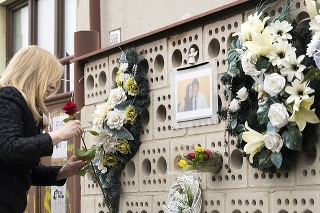 Prezidentka Zuzana Čaputová si uctila pamiatku Jána Kuciaka a Martiny Kušnírovej pred domom, kde boli pred štyrmi rokmi zavraždení.

