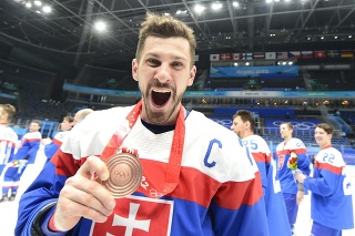 Na snímke Marek Hrivík (Slovensko) pózuje s bronzovou medailou po zápase olympijského turnaja.