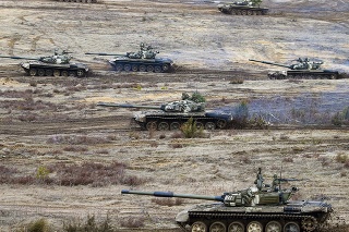 Ruské tanky pri cvičení

