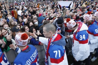 Slovenských hokejistov vítali na Námestí SNP v Bratislave tisícky fanúšikov.