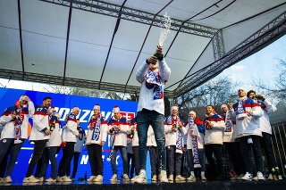 Slovenských reprezentantov vítalo plné Námestie SNP v Bratislave. 