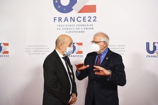 Francúzsky minister zahraničných vecí Jean-Yves Le Drian (vľavo) a šéf európskej diplomacie Josep Borrell (vpravo).