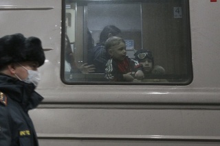 Deti spolu s miestnymi obyvateľmi z Doneckého regiónu sedia vo vlaku na železničnej stanici počas ich evakuácie do Ruska.