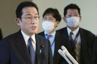 Japonský premiér Fumio Kišida sa prihovára novinárom v Tokiu.