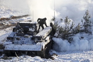 Vojaci pracujú so svojím vojenským vozidlom na cvičisku Gožskij počas vojenských cvičení Union Courage-2022 Rusko-Bielorusko v Bielorusku.