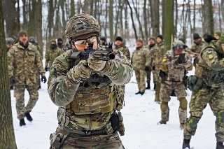 Ukrajinská armáda cvičí svojich vojakov pre prípad útoku.