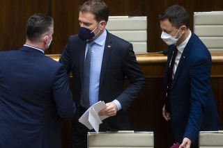Zľava minister vnútra SR Roman Mikulec, minister financií SR Igor Matovič a predseda vlády SR Eduard Heger.